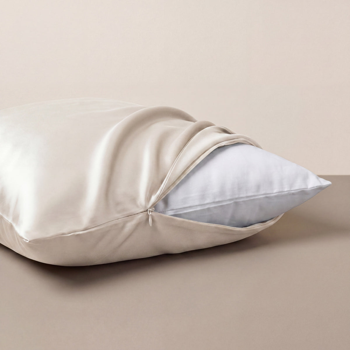 Ivory White RYVENA silk pillowcase, close view of the closure #colour_ivory white
