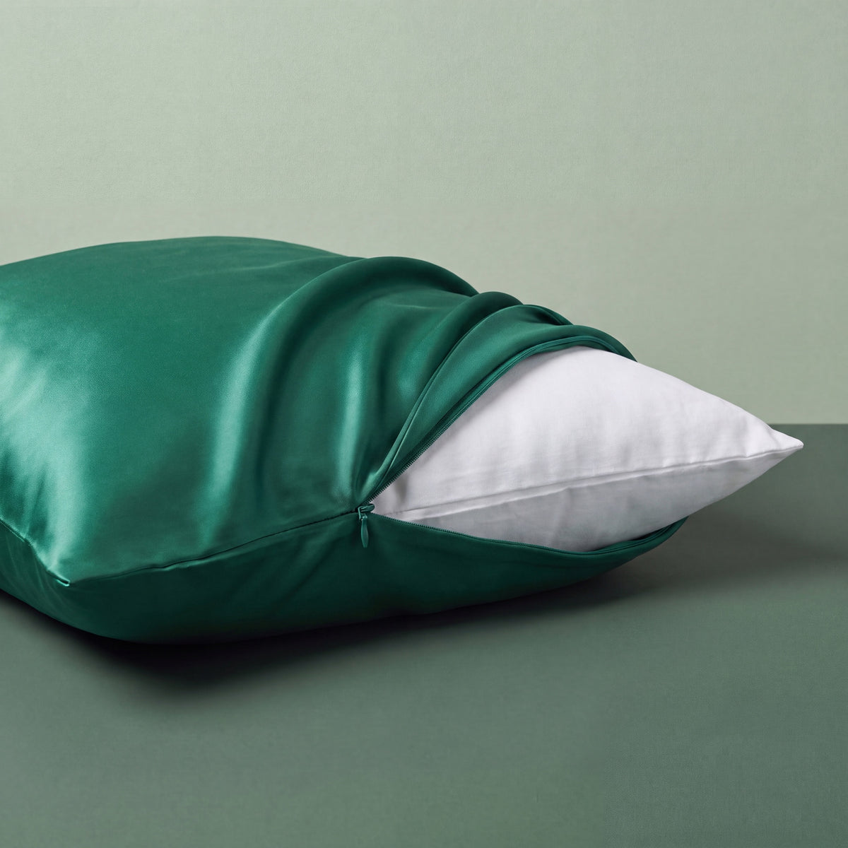 Emerald Green RYVENA silk pillowcase, close view of the closure